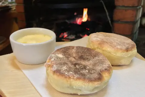 Dania regionalne: świeżo upieczone bułeczki z masłem, podane przy ogniu.