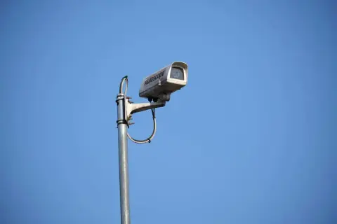 Białe kamery nad światłami monitorują niebo.