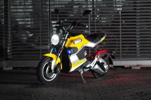 Żółty, nowoczesny motocykl, idealny jako motocykl dla 50 latka. Stylowy design i elektryczne napędy.