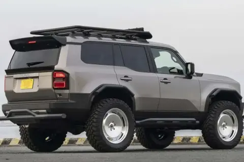 Robusto Toyota Land Cruiser 150 off road, listo para la aventura con llantas todoterreno y portaequipajes.