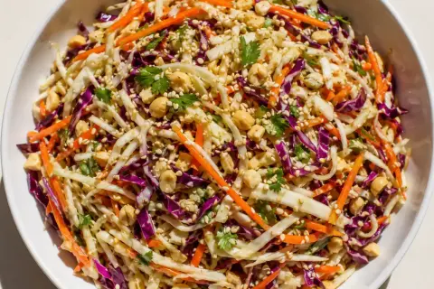 En fräsch kålsallad med morötter, nötter och sesamfrön. Perfekt som tillbehör, och med rätt sesamolja hållbarhet kan den njutas länge.