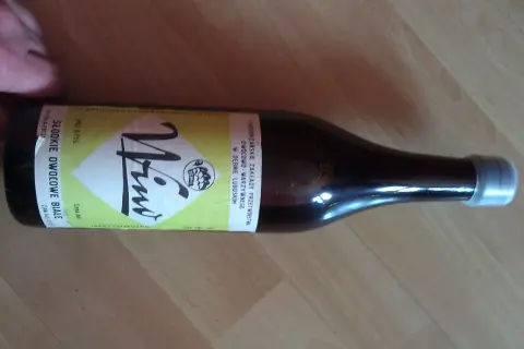Butelka słodkiego wina owocowego "Ninu" z lat 70. lub 80. XX wieku, z etykietą "wino patykiem pisane".