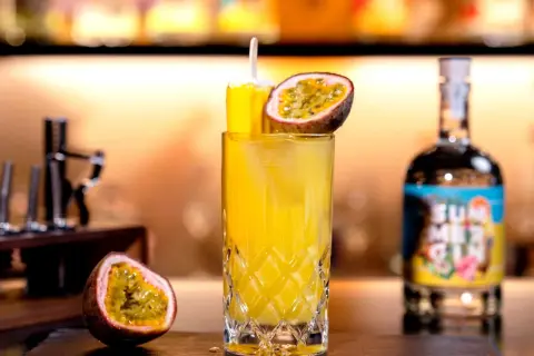 Erfrischender Solero Cocktail mit Passionsfrucht und Eis, garniert mit einem Eisstiel.