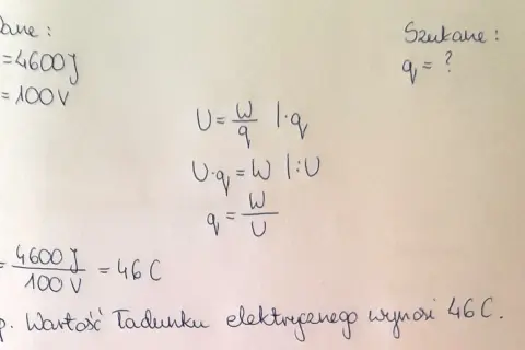 Obliczenia pokazują wzór na natężenie prądu q=W/U, gdzie W=4600J, U=100V, co daje q=46C.