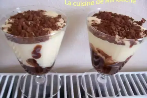 Deux coupes de tiramisu Nutella, garnies de cacao, sur un radiateur.