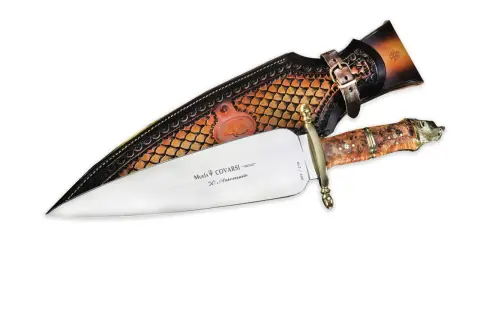 Cuchillo Muela COVARSI 30 Aniversario con funda de cuero grabada y mango de madera con cabeza de animal.