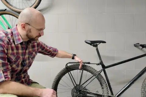 Jak zamontować bagażnik tylny do roweru bez problemów i stresu