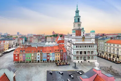 Poznański Rynek, jeden z najpiękniejszych rynków w Polsce, z kolorowymi kamieniczkami i renesansowym ratuszem.
