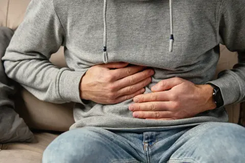 Silny ból żołądka: Ulga, domowe triki i kiedy do lekarza?