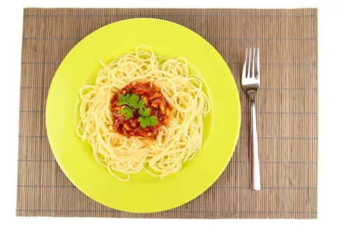 Ile spaghetti na 4 osoby? Porady eksperta + triki bez wagi