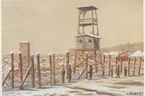 Camp d'internement en hiver. Une tour de garde domine. Ce lieu rappelle la liste des morts pour la France 39-45 par commune.