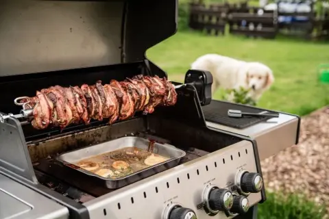 Grill z rożnem obrotowym - poznaj jego zalety i funkcje, które zaskakują