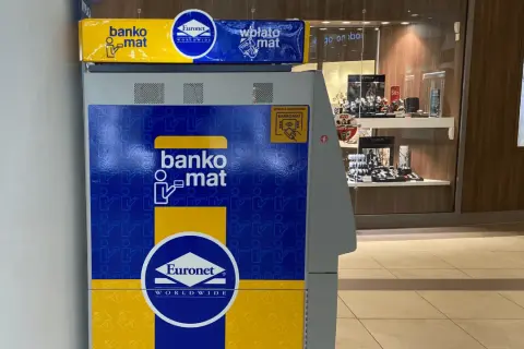 Bankomat Euronet. Sprawdź, czy wypłata gotówki wiąże się z prowizją, zanim skorzystasz z bankomatu.