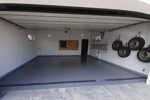 Nowa, lśniąca podłoga z żywicy w garażu. Sprawdź, jaka jest podłoga z żywicy cena za metr, by odmienić swoje wnętrze.