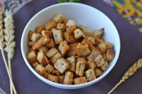 En skål med gyllene krutonger, perfekta för att förhöja din sallad. Ett enkelt krutonger recept som alla kan lyckas med.