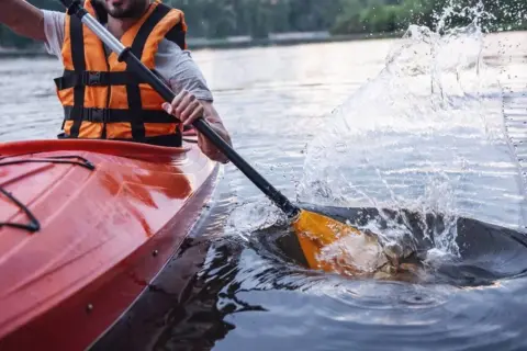 Mazury kajakiem: Wybierz szlak i zaplanuj idealny spływ