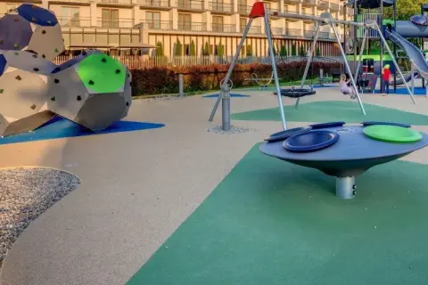 Jaka nawierzchnia na plac zabaw zapewni bezpieczeństwo i trwałość?