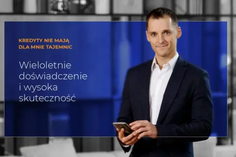 Mężczyzna w garniturze trzymający telefon, z tekstem "Kredyty nie mają dla mnie tajemnic".