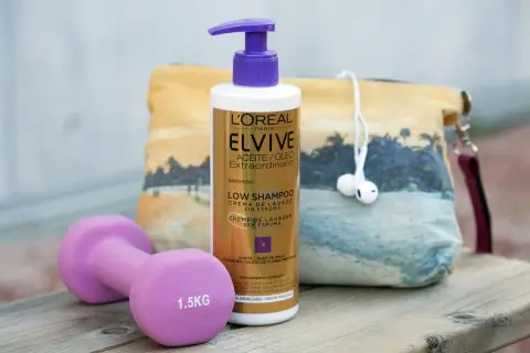 Rutina de ejercicio y cuidado capilar: pesa de 1.5kg, bolso playero y champú low poo Elvive.