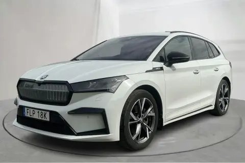 Vit Skoda Enyaq begagnad, en modern elbil med sportig design och snygga fälgar. Perfekt för familjen som söker en hållbar och stilfull transport.