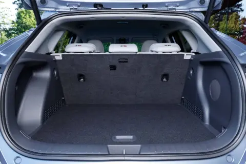 Maletero abierto del Hyundai Kona eléctrico. Las medidas son ideales para equipaje de fin de semana.