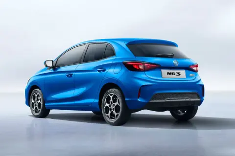 Niebieski MG3 Hybrid z tyłu, z widocznym napisem MG3 Hybrid na klapie bagażnika.