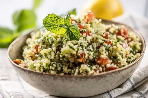 En skål med tabbouleh, en fräsch sallad där man kan koka bulgur med tomat, persilja och mynta.