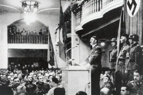 Hitler spricht vor jubelndem Publikum. Ein Attentat auf Hitler 1939 scheiterte. Soldaten stehen Spalier.