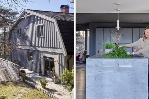 Ett grått egnahemshus från 40-talet med träfasad och altan vid vattnet. I köket arrangerar en kvinna grönska på en marmorö.