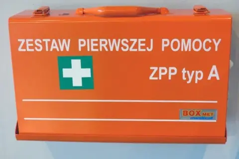 Apteczka w aucie: Czy jest obowiązkowa? Sprawdź przepisy i skład.