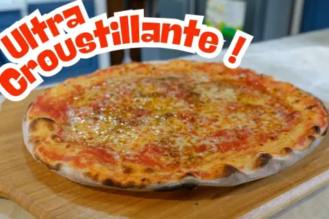 Une pizza ultra croustillante, parfaite pour une recette pâte à pizza fine. Son bord doré et sa garniture généreuse invitent à la dégustation.
