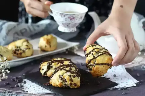 Chokladchips scones, perfekta till fikat. Ett enkelt scones recept för hembakade godsaker.