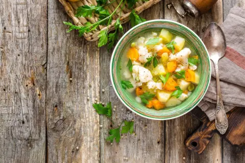 Schonende Gemüsesuppe mit Karotten, Kartoffeln und Blumenkohl, ideal als **Reis bei Durchfall**-Alternative. Frisch garniert mit Petersilie.