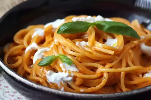Krämig burrata pasta med tomatsås och färsk basilika. Enkel och god vardagsrätt.