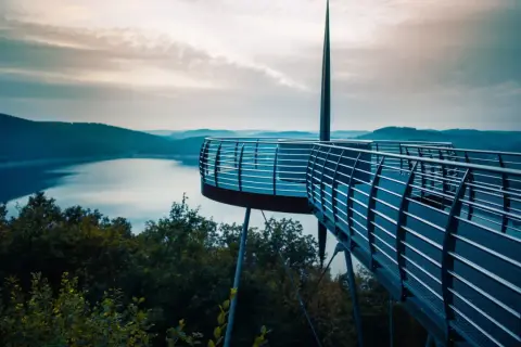 Ein Aussichtsturm in NRW bietet einen tollen Blick auf den See. Perfekt zum spazieren gehen!