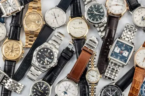 Un assortimento di orologi di lusso, un vero e proprio mercato di orologi per intenditori, con cinturini in pelle e metallo.