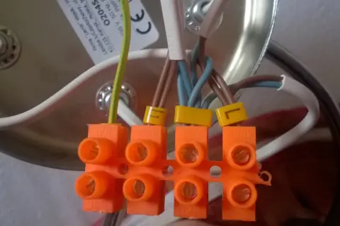 Jak podłączyć żyrandol na 4 żarówki 3 kable z sufitu bez problemów