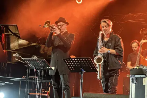 Trębacz i saksofonista na scenie, tworząc niepowtarzalny klimat jazzu w Polsce.