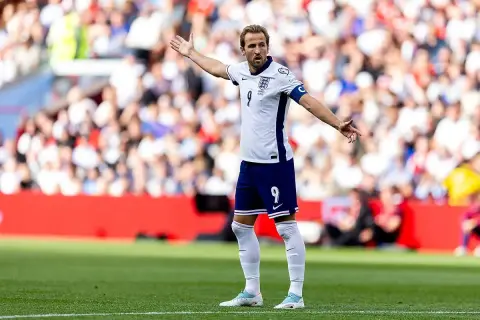 Harry Kane w koszulce z numerem 9, symbolizuje dumę z gry dla Anglii, która mierzy się z Polską.