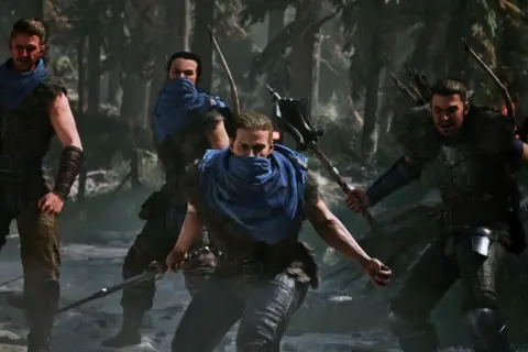 Czterech wojowników w niebieskich szalach i futrzanych kamizelkach, gotowych do walki. Czy taki wygląd to gothic remake wymagania?