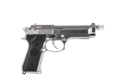 Pistola airsoft plateada con silenciador, lista para la acción.