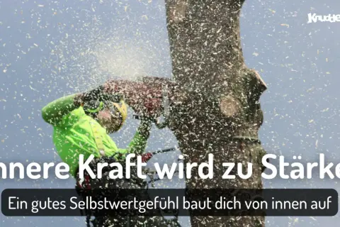 Ein Baumkletterer mit Kettensäge, umgeben von Sägespänen. Innere Kraft wird zu Stärke. Ein gutes Selbstwertgefühl baut dich von innen auf. Ich bin nicht wichtig.