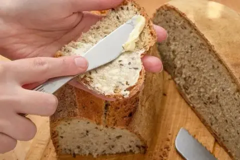 Czym smarować chleb przy wysokim cholesterolu? Zdrowe alternatywy