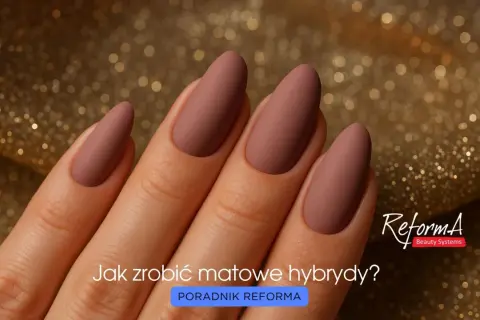 Dłoń z pięknymi, matowymi paznokciami w odcieniu nude. Tekst "Jak zrobić matowe hybrydy?" zachęca do nauki.