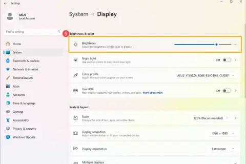 Ustawienia systemu Windows 11: jak zmienić jasność ekranu. Suwak pozwala dostosować jasność wbudowanego wyświetlacza.