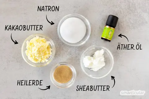 Zutaten für selbstgemachtes Deo: Kakaobutter, Natron, Heilerde, Sheabutter, Zucker und ätherisches Öl.