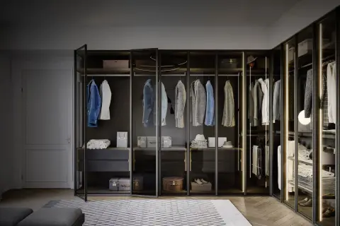 Ein moderner, beleuchteter Kleiderschrank mit Hängegarderoben, Schubladen und Regalen. Perfekt, um zu lernen, wie organisiere ich meinen kleiderschrank.