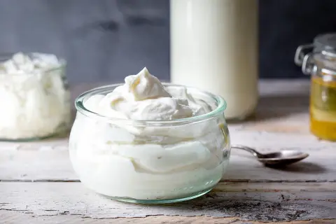 Cremiger Skyr oder Joghurt in einem Glas, bereit zum Genuss.