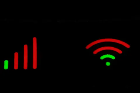 Słaby sygnał Wi-Fi? Wzmocnij go! Ikony pokazują siłę sygnału: od słabego (zielony) do mocnego (czerwony).