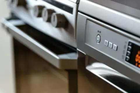 Panel sterowania piekarnika Mastercook z przyciskiem ON/OFF. Dowiedz się, jak odblokować piekarnik Mastercook, naciskając przycisk zasilania.